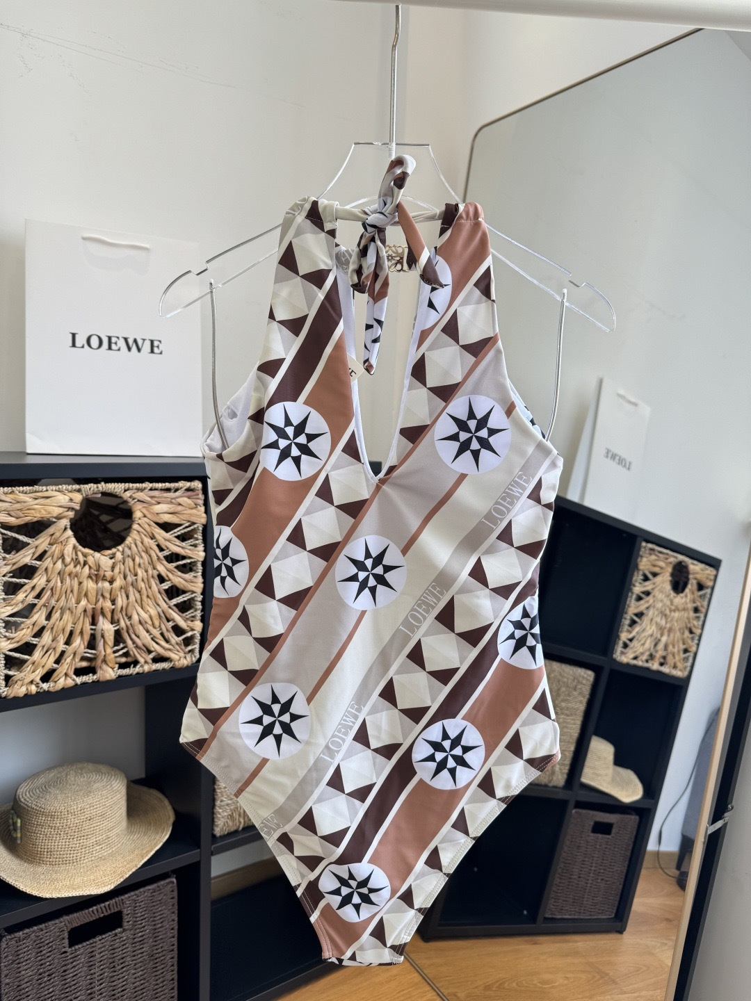 🌾LOEWE罗意威新款连体泳衣👙❤️😍🥰适合多种场景的游泳衣🏊‍♀️海边 游泳池 温泉 水上乐园 漂流都