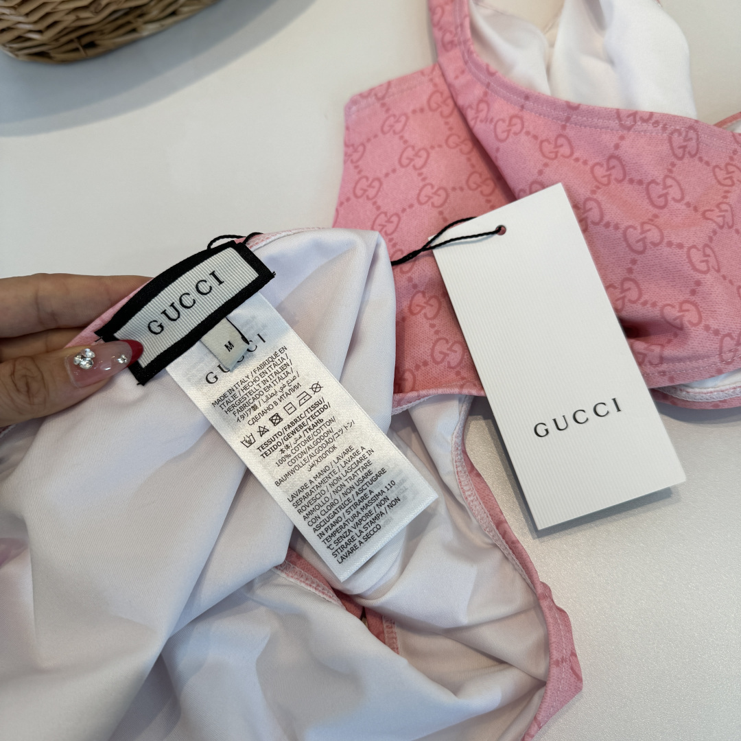 🌾Gucci古奇连体泳衣👙 上身超级棒！同步各大专柜发售，自然而然呈现时尚感！十分减龄，具有年轻活力。 