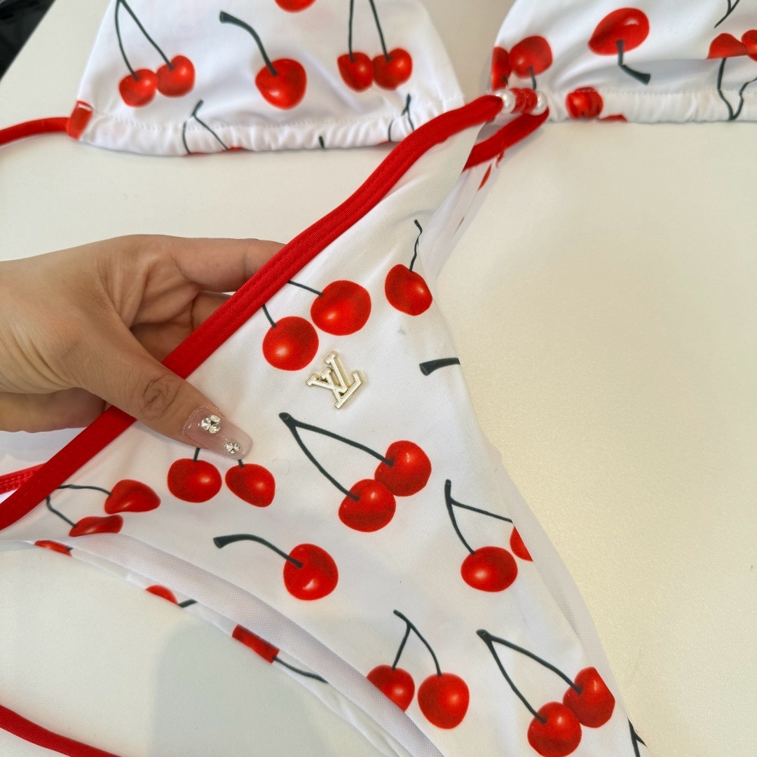 🌾LV路易威登比基尼👙 上身超级棒！同步各大专柜发售，自然而然呈现时尚感！十分减龄，具有年轻活力。 码数