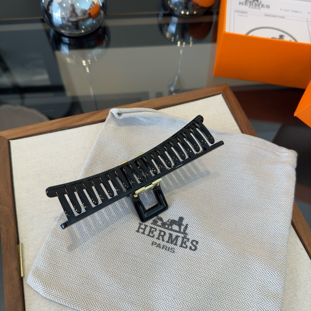 Hermes H Logo Hair Claw brooch Black acrylic with gold-tone metal hardware 12cm