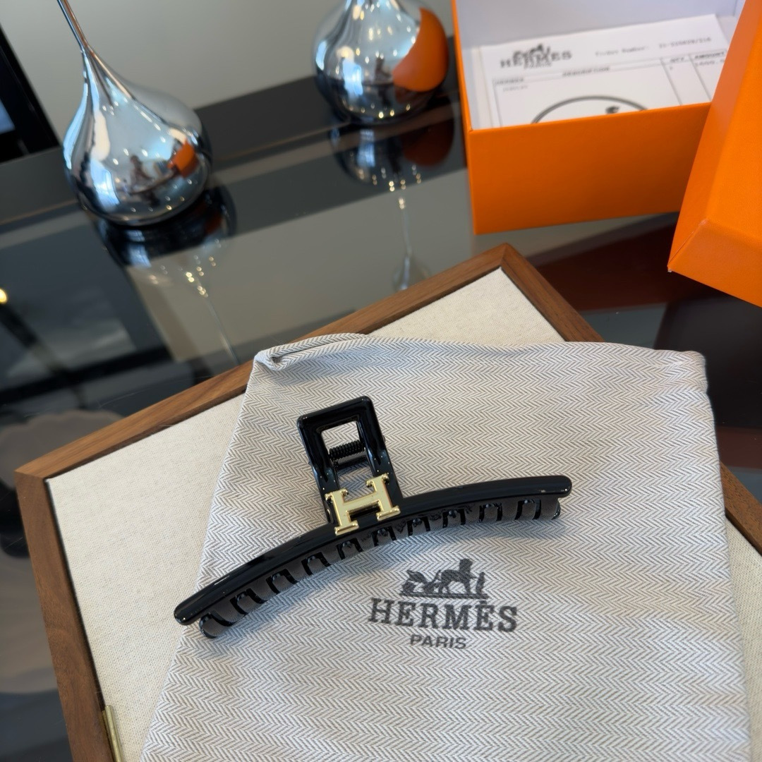 Hermes H Logo Hair Claw brooch Black acrylic with gold-tone metal hardware 12cm