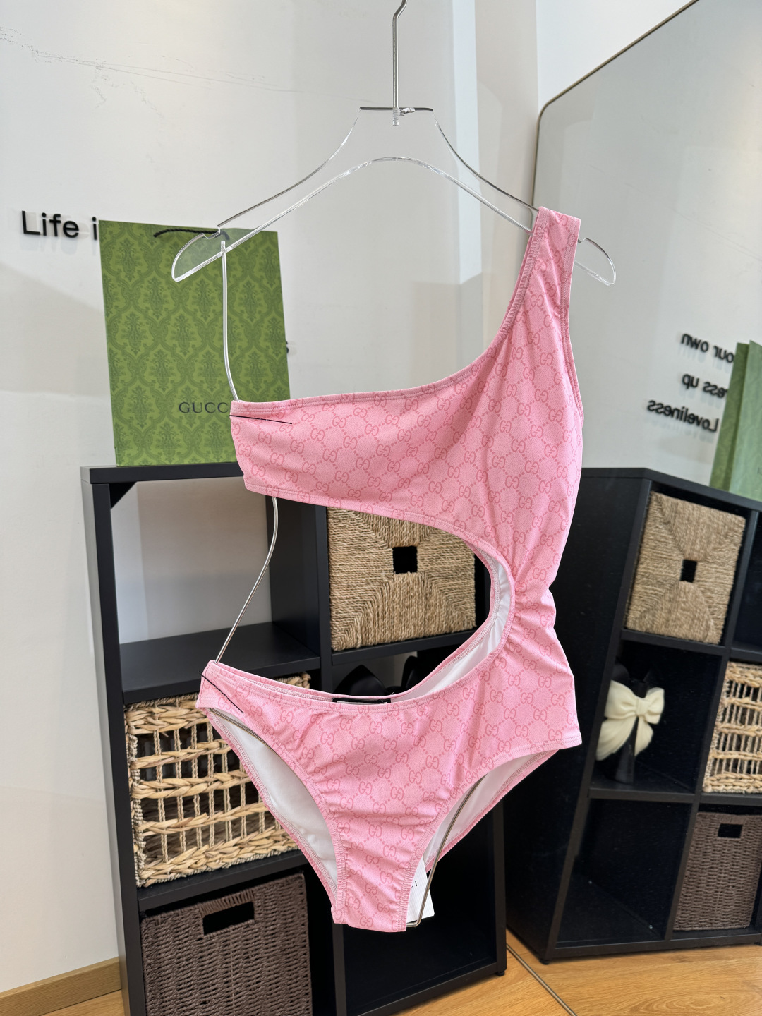 🌾Gucci古奇连体泳衣👙 上身超级棒！同步各大专柜发售，自然而然呈现时尚感！十分减龄，具有年轻活力。 
