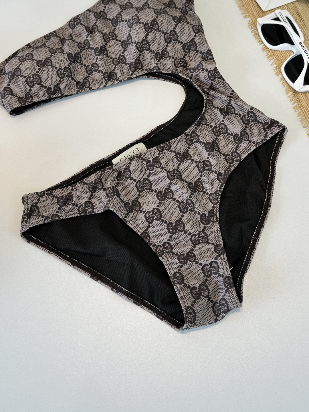 🌾Gucci古奇连体泳衣👙 上身超级棒！同步各大专柜发售，自然而然呈现时尚感！十分减龄，具有年轻活力。 
