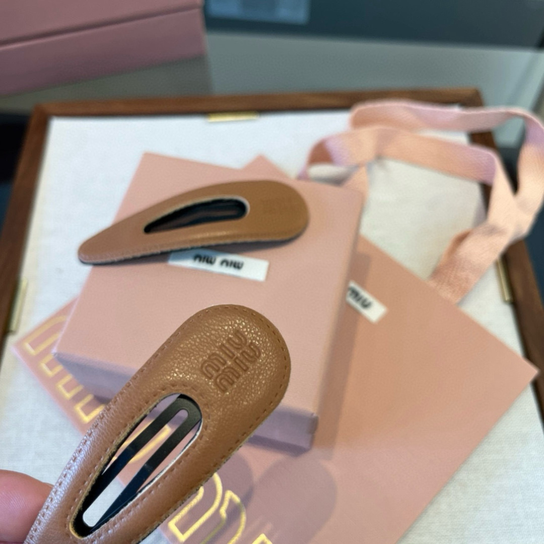 NO:854744,(pair) Miu Miu miumii new hairpins, hairpins, miumiu, hairpins19860909（一对） 缪缪miumii新款发夹发夹,发夹,miumiu,hairpins,accessory