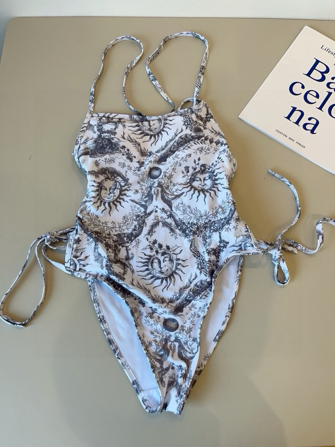 NO:882072,Dior Dior one-piece swimsuit is highly recommended!  It is super elegant. The pattern is selected from super popular animal prints to bring the finishing touch to the overall look. This swimsuit is suitable for various scenes♀ It can be worn as an inner layer in the seaside, swimming pool, hot spring, water park, or rafting. The one-piece design covers the flesh and makes you look taller. A little flesh on the abdomen does not affect our beauty. The back design exposes the beautiful back. The fabric is breathable and comfortable. The quick-drying and elastic swimsuit is more skin-friendly and easy to clean. Size S M L  xl swimsuit swimming trunks bikini, swimsuit, swimming trunks, bikini, dior, dior, swimsuits, bikinis19860909Dior 迪奥连体泳衣 强烈推荐！超显气质 图案选自超火的动物印花 给整体造型带来点睛之笔适合多种场景的游泳衣♀海边 游泳池 温泉 水上乐园 漂流都可以内搭也完全可以 连体设计遮肉显高挑 腹部有点肉肉也不影响咱美美的 背面设计大露美背 面料透气舒适.速干弹性的游泳衣更加帖肤易清洗 码数S M L xl泳衣泳裤比基尼,泳衣，泳裤，比基尼,dior,dior,swimsuits,bikinis,accessory