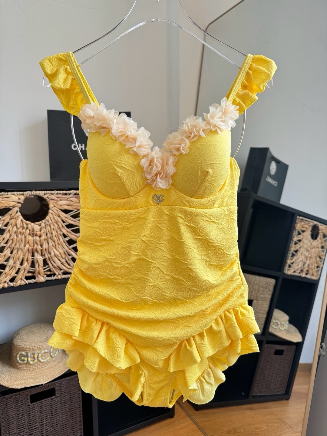 NO:943814,Chanel Chanel one-piece swimsuit is a swimsuit suitable for various scenes♀It can be worn as an inner layer in the seaside, swimming pool, hot spring, water park, or rafting. The one-piece design covers the flesh and makes you look taller. A little flesh on the abdomen does not affect our beauty. The back design exposes the beautiful back. The fabric is breathable and comfortable. The quick-drying and elastic swimsuit is more skin-friendly and easy to clean. Size S M L.  xL swimsuit swimming trunks bikini, swimsuit, swimming trunks, bikini, chanel, chanel, swimsuits, bikinis19860909Chanel 香奈儿连体泳衣 适合多种场景的游泳衣♀海边 游泳池 温泉 水上乐园 漂流都可以内搭也完全可以 连体设计遮肉显高挑 腹部有点肉肉也不影响咱美美的 背面设计大露美背 面料透气舒适.速干弹性的游泳衣更加帖肤易清洗 码数S M L. xL泳衣泳裤比基尼,泳衣，泳裤，比基尼,chanel,chanel,swimsuits,bikinis,accessory