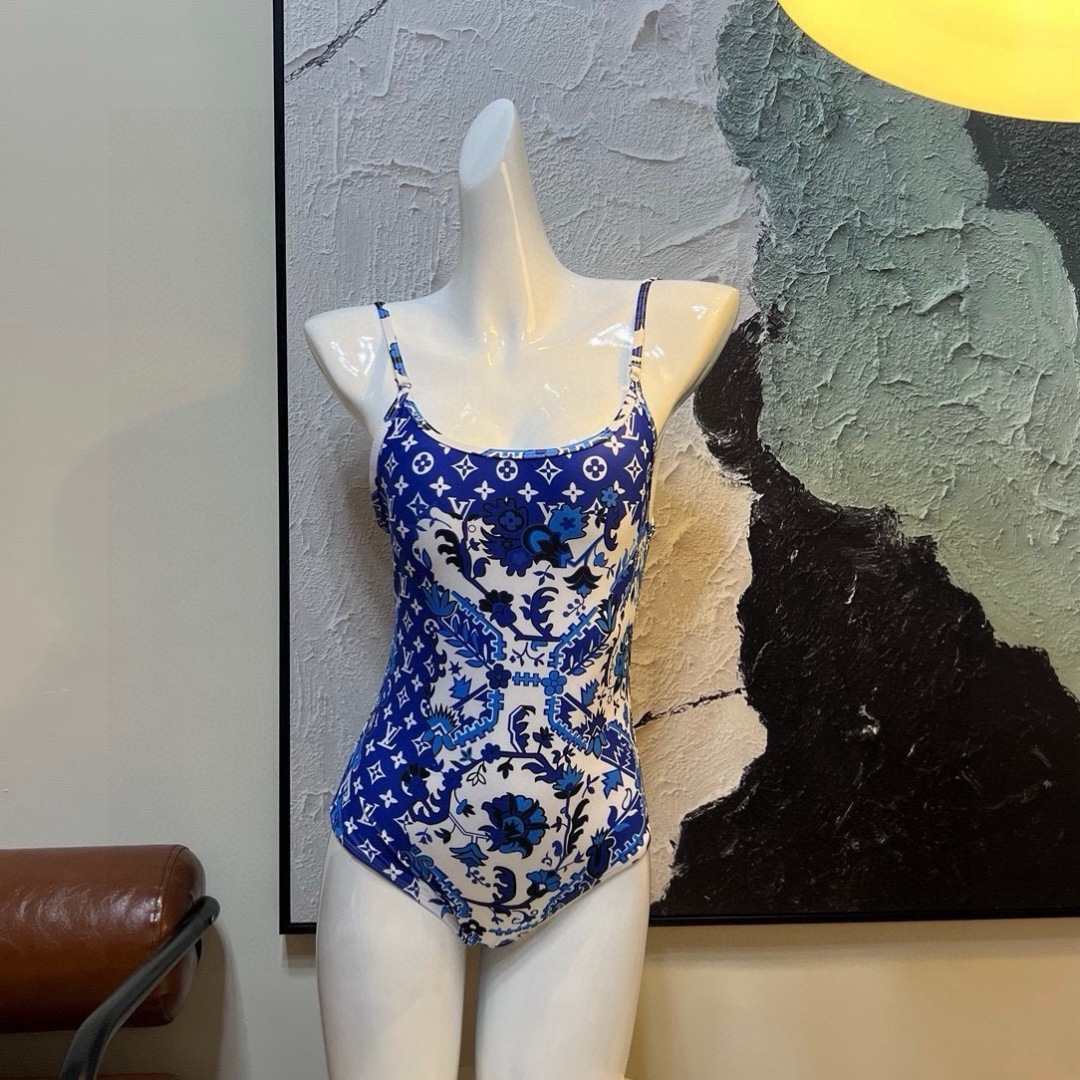 NO:920880,The latest beach series one-piece swimsuit from Lv counter can be said to be the ceiling of swimwear, highly recommended!  The real thing is very high-end, the swimsuit is too wearable outside, no matter how you wear it, you can look good at the beach vacation, it is a super movie, the swimsuit is suitable for various scenes♀It can be worn inside or outside at the beach, swimming pool, hot spring, water park, rafting, and it can also be worn inside or outside. Swimsuits, swimming trunks, bikinis, swimsuits, swimming trunks, bikinis, louis vuitton, swimsuits, bikinis19860909Lv专柜最新款沙滩系列连体式泳衣 可以说是游泳衣的天花板了强烈推荐！ 实物非常高级,泳衣外穿太了,怎么穿怎么好看海边度假,超级出片,适合多种场景的游泳衣♀海边 游泳池 温泉 水上乐园 漂流都可以内搭外穿也完全可以泳衣泳裤比基尼,泳衣，泳裤，比基尼,louis vuitton,swimsuits,bikinis,accessory