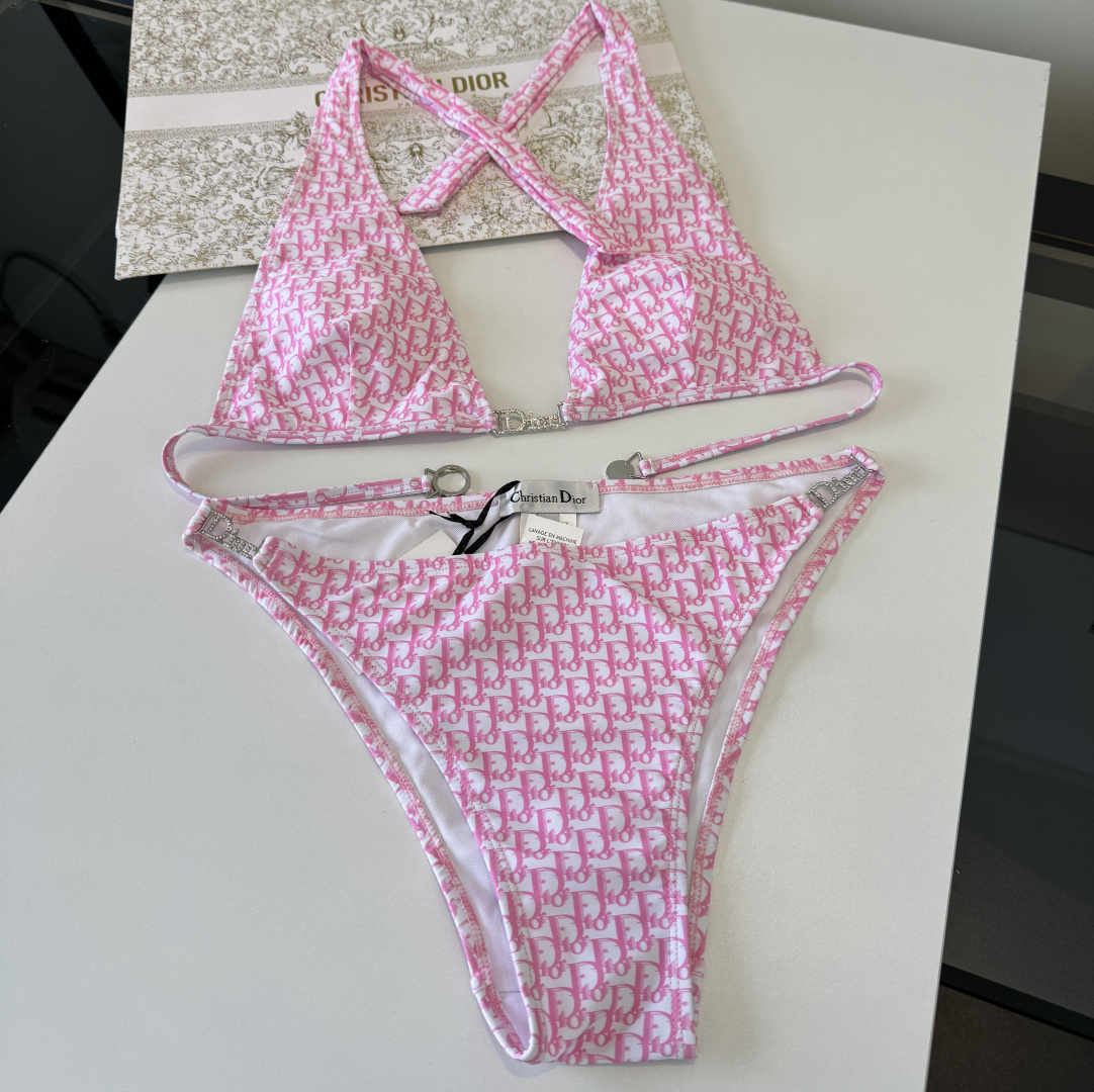 NO:920972,Dior bikini top is super awesome!  It is sold at all major counters simultaneously, naturally showing a sense of fashion!  Very age-reducing, with youthful vitality. Size S M L XL swimsuit, swimming trunks, bikini, swimsuit, swimming trunks, bikini, dior, dior, swimsuits, bikinis19860909Dior迪奥比基尼 上身超级棒！同步各大专柜发售,自然而然呈现时尚感！十分减龄,具有年轻活力. 码数S M L XL泳衣泳裤比基尼,泳衣，泳裤，比基尼,dior,dior,swimsuits,bikinis,accessory