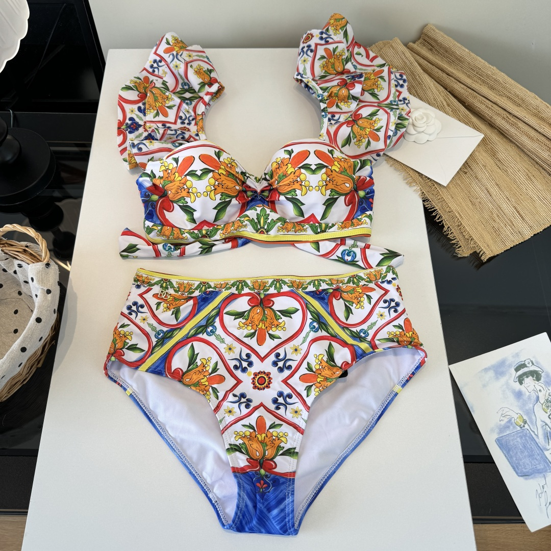 NO:920950,D&G Dolce & Gabbana bikini top is super great!  It is sold at all major counters simultaneously, naturally showing a sense of fashion!  Very age-reducing, with youthful vitality. Size S M L19860909D&G杜嘉班纳比基尼 上身超级棒！同步各大专柜发售,自然而然呈现时尚感！十分减龄,具有年轻活力. 码数S M L XL泳衣泳裤比基尼,泳衣，泳裤，比基尼,Dolce&Gabbana,Dolce&Gabbana,swimsuits,bikinis,accessory