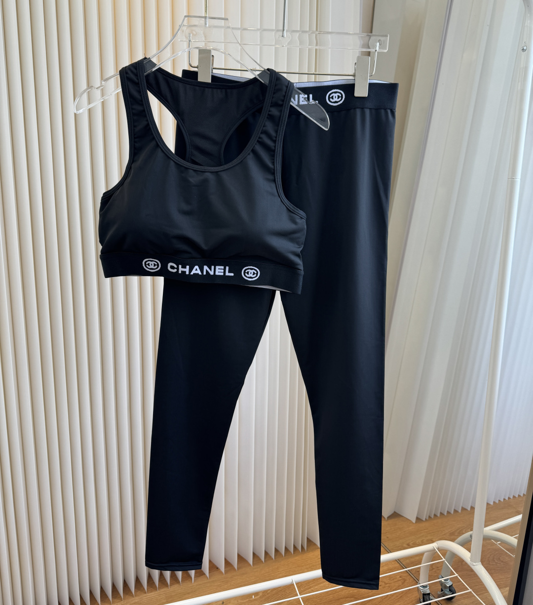 NO:943553,Chanel Chanel High Stretch Fitness Yoga Wear Sports Suit ~ Waist Shaping Vest (With Breast Pads) + Slim Fit Buttocks Slim Leggings Size SM L19860909Chanel香奈儿高弹力健身瑜伽服运动套装~塑腰小背心（有胸垫）+修身提臀显瘦打底裤脚 码数SM L XL泳衣泳裤比基尼,泳衣，泳裤，比基尼,chanel,chanel,swimsuits,bikinis,accessory