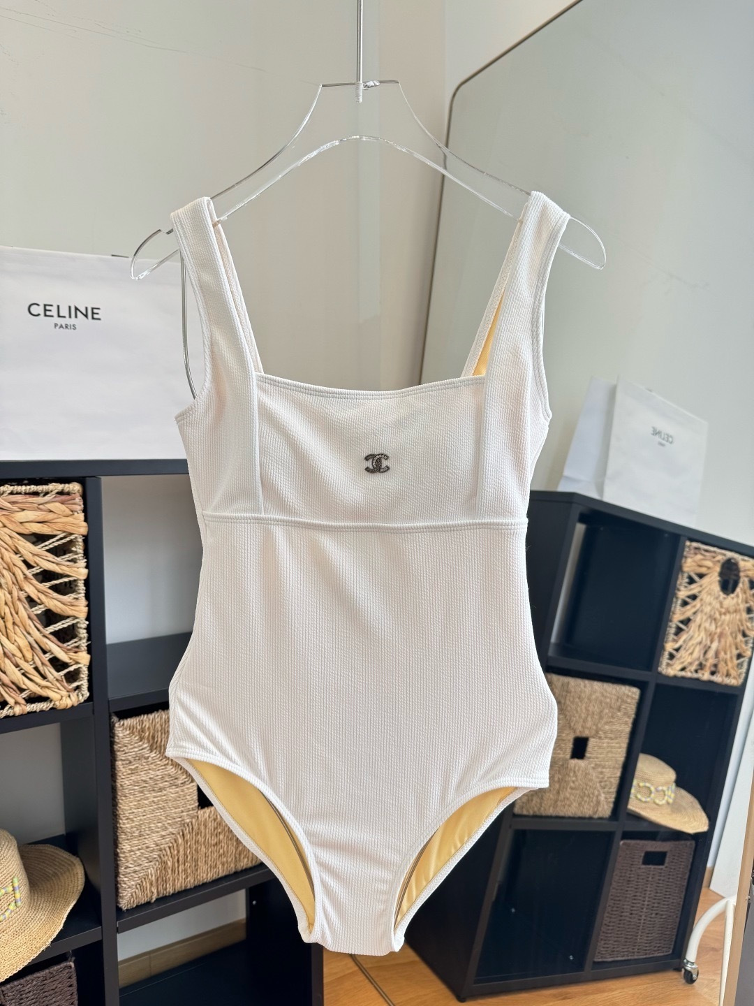 NO:943516,Chanel Chanel one-piece swimsuit is a swimsuit suitable for various scenes♀It can be worn as an inner layer in the seaside, swimming pool, hot spring, water park, or rafting. The one-piece design covers the flesh and makes you look taller. A little flesh on the abdomen does not affect our beauty. The back design exposes the beautiful back. The fabric is breathable and comfortable. The quick-drying and elastic swimsuit is more skin-friendly and easy to clean. Size S M L.  xL swimsuit swimming trunks bikini, swimsuit, swimming trunks, bikini, chanel, chanel, swimsuits, bikinis19860909Chanel 香奈儿连体泳衣 适合多种场景的游泳衣♀海边 游泳池 温泉 水上乐园 漂流都可以内搭也完全可以 连体设计遮肉显高挑 腹部有点肉肉也不影响咱美美的 背面设计大露美背 面料透气舒适.速干弹性的游泳衣更加帖肤易清洗 码数S M L. xL泳衣泳裤比基尼,泳衣，泳裤，比基尼,chanel,chanel,swimsuits,bikinis,accessory