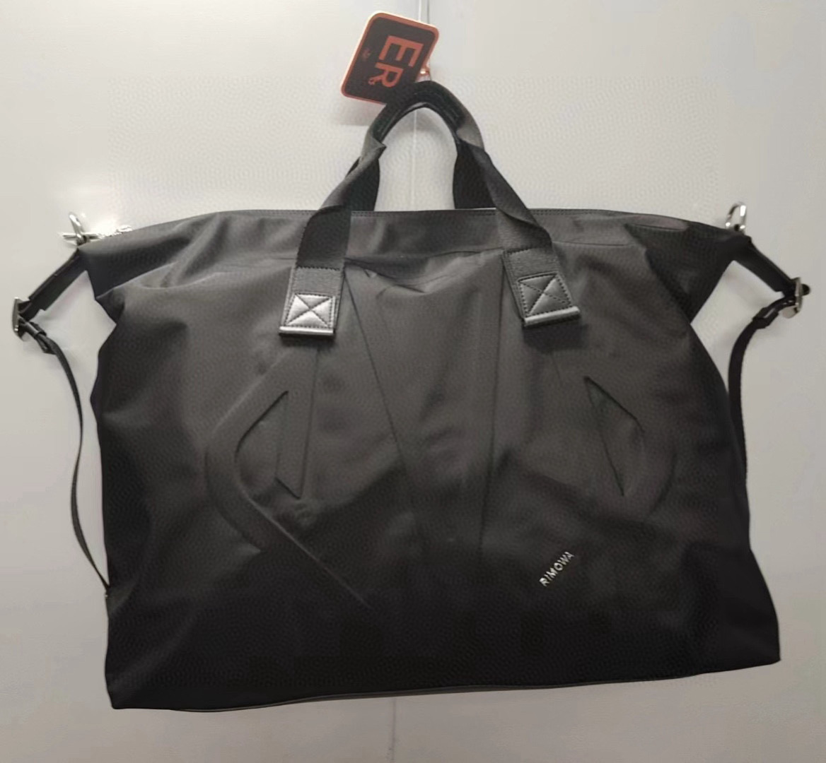 NO:270113,Travel bags from RIMOWA Signature series Adjustable buckles Adjustable buckles on the sides Tighten or unfold Flexible shoulder straps Adjust or remove shoulder straps for maximum comfort on the journey Good partner on the journey,19860909RIMOWA Signature系列的旅行袋 可调节帶扣 侧面设有可调节的带扣 可收紧或展开 灵活的肩带 调整或卸下肩带实现旅途舒适最大化 旅途好搭档,,luggage