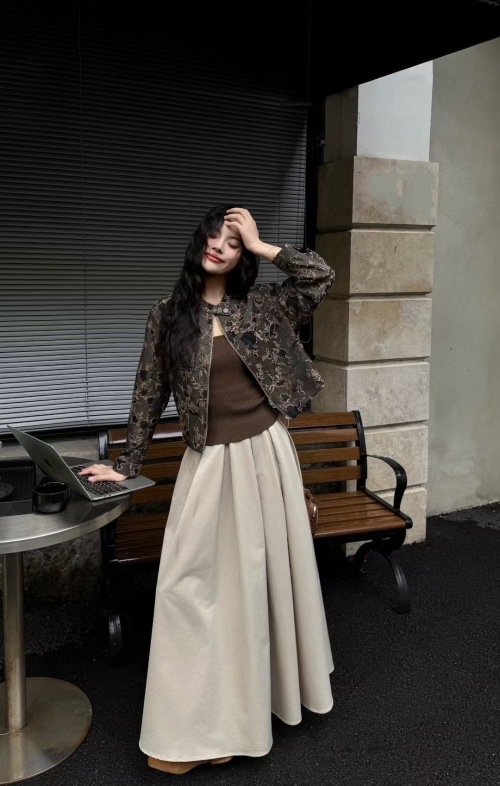 Elegant Floral Pattern Jacket, Relaxed Fit & Oriental Charm 1 Elegant Floral Pattern Jacket, Relaxed Fit & Oriental Charm