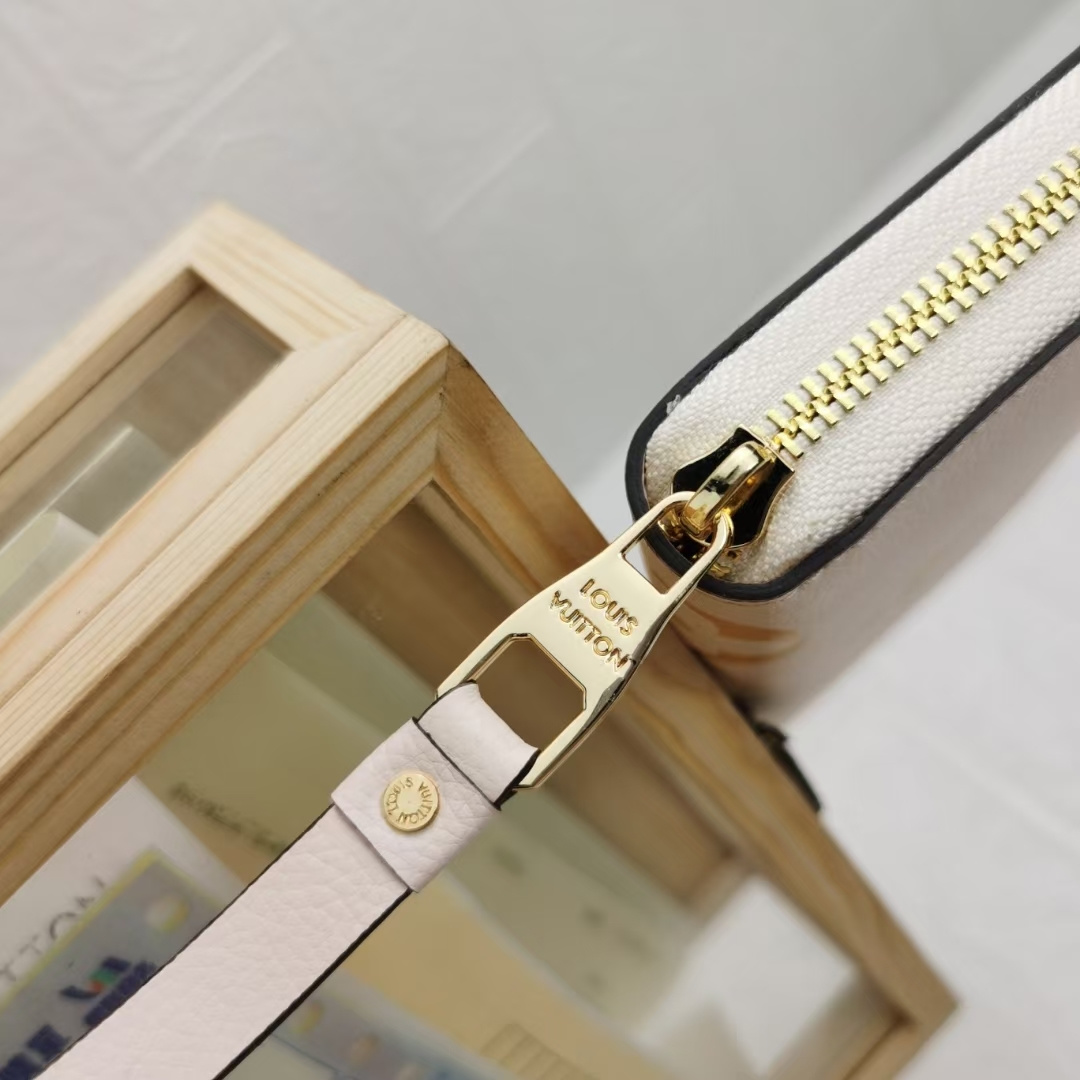 ルイ・ヴィトン By The Poolシリーズ ライニング財布 モノグラムエンプラント