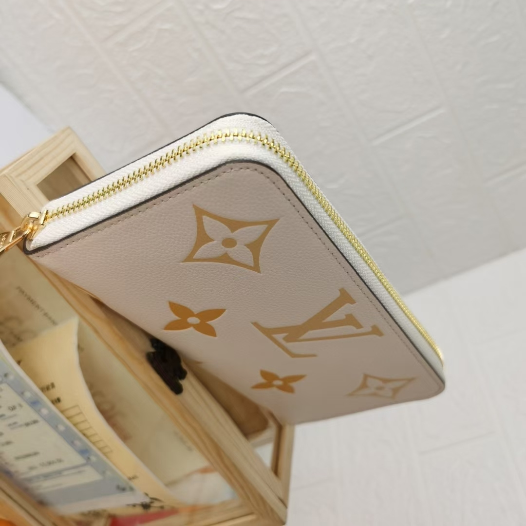 ルイ・ヴィトン By The Poolシリーズ ライニング財布 モノグラムエンプラント