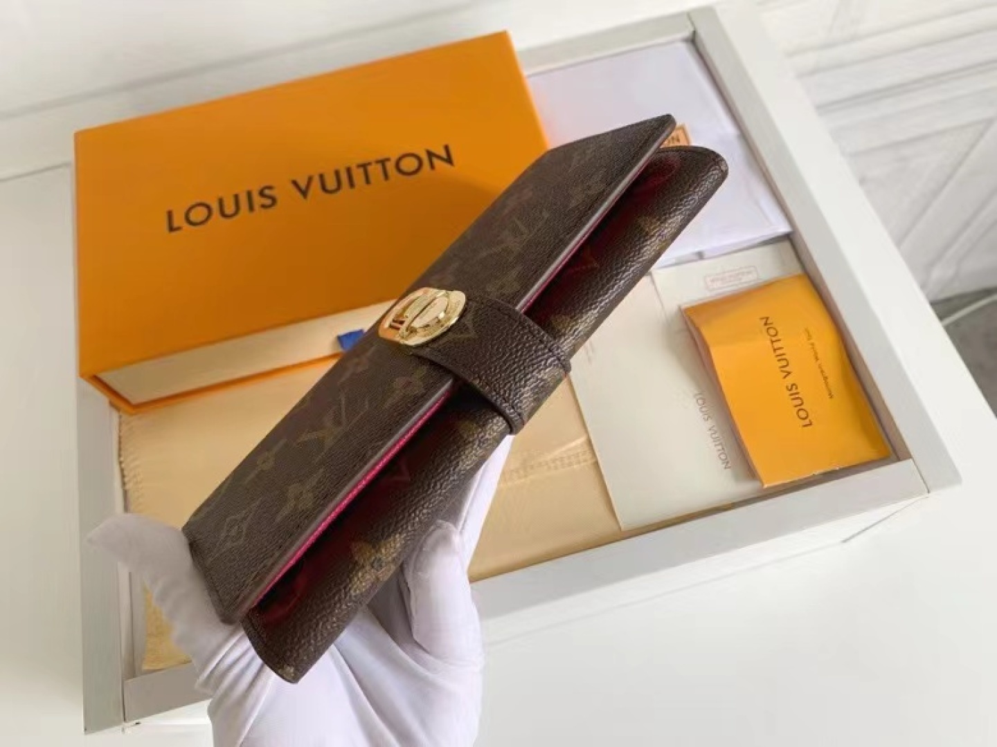 上品でスタイリッシュなCurieuseレディース財布