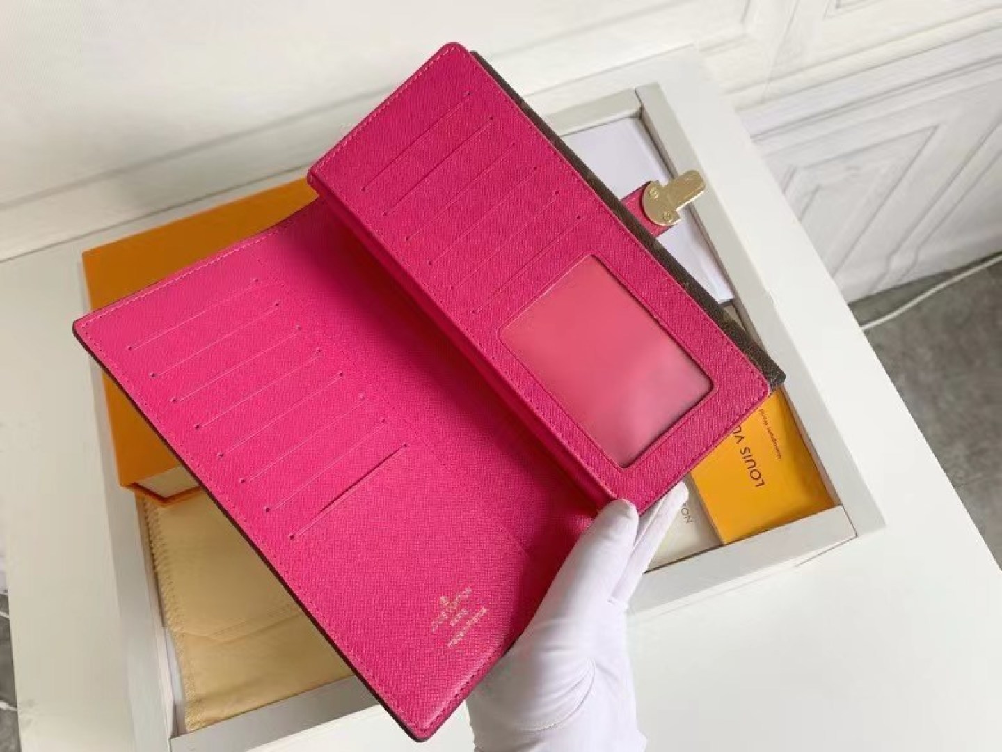 上品でスタイリッシュなCurieuseレディース財布