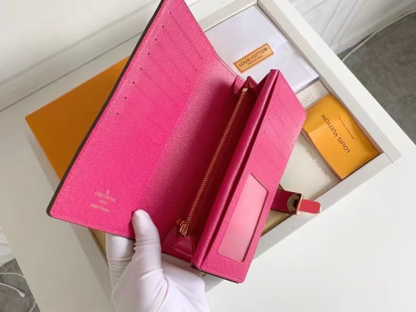 上品でスタイリッシュなCurieuseレディース財布