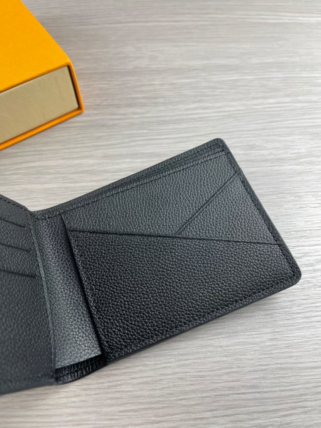 ダミエグラフィットスタイルの高級財布