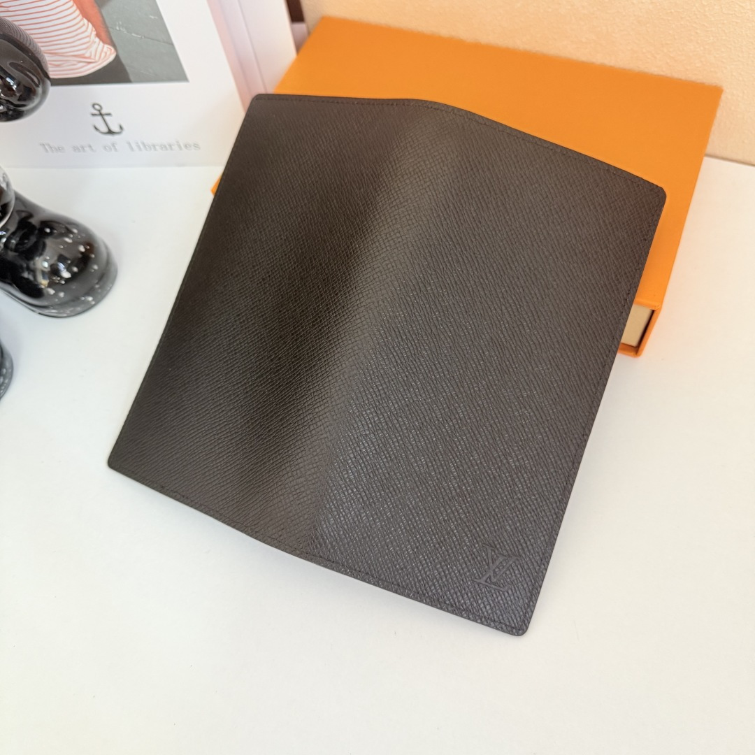 モノグラムデザインのBrazza財布 - 機能性とスタイルを両立