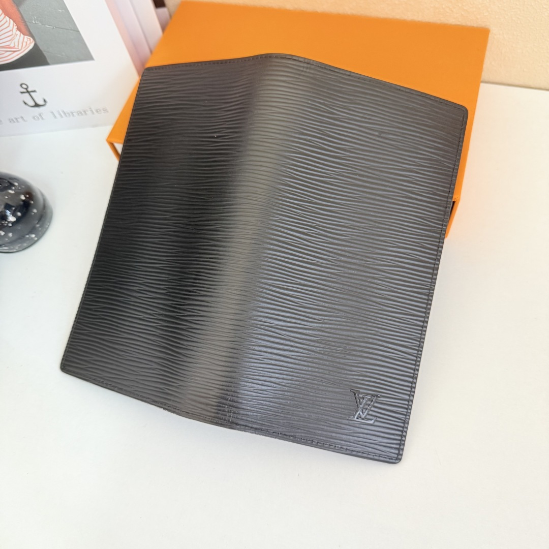 男らしいモノグラムデザインのブラッザ財布