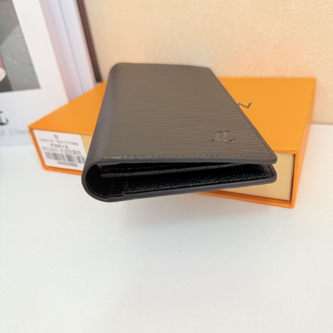 男らしいモノグラムデザインのブラッザ財布