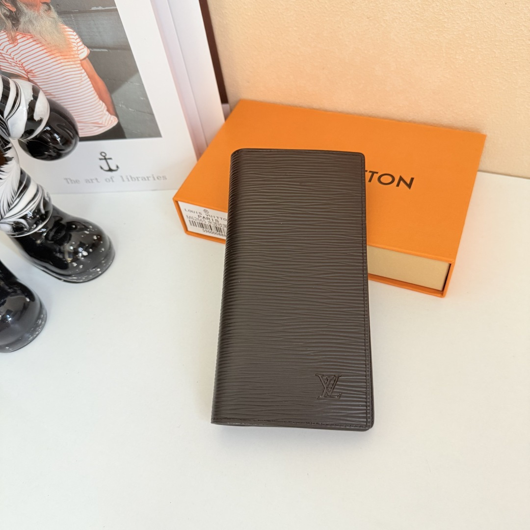 男らしいモノグラムデザインのブラッザ財布