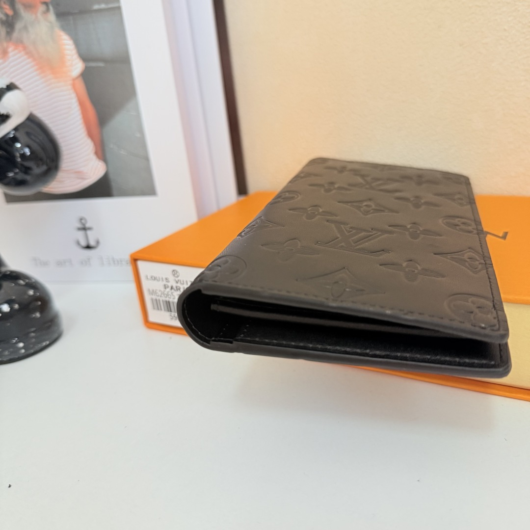 優雅なデザインのMonogram Shadowブラッザ財布