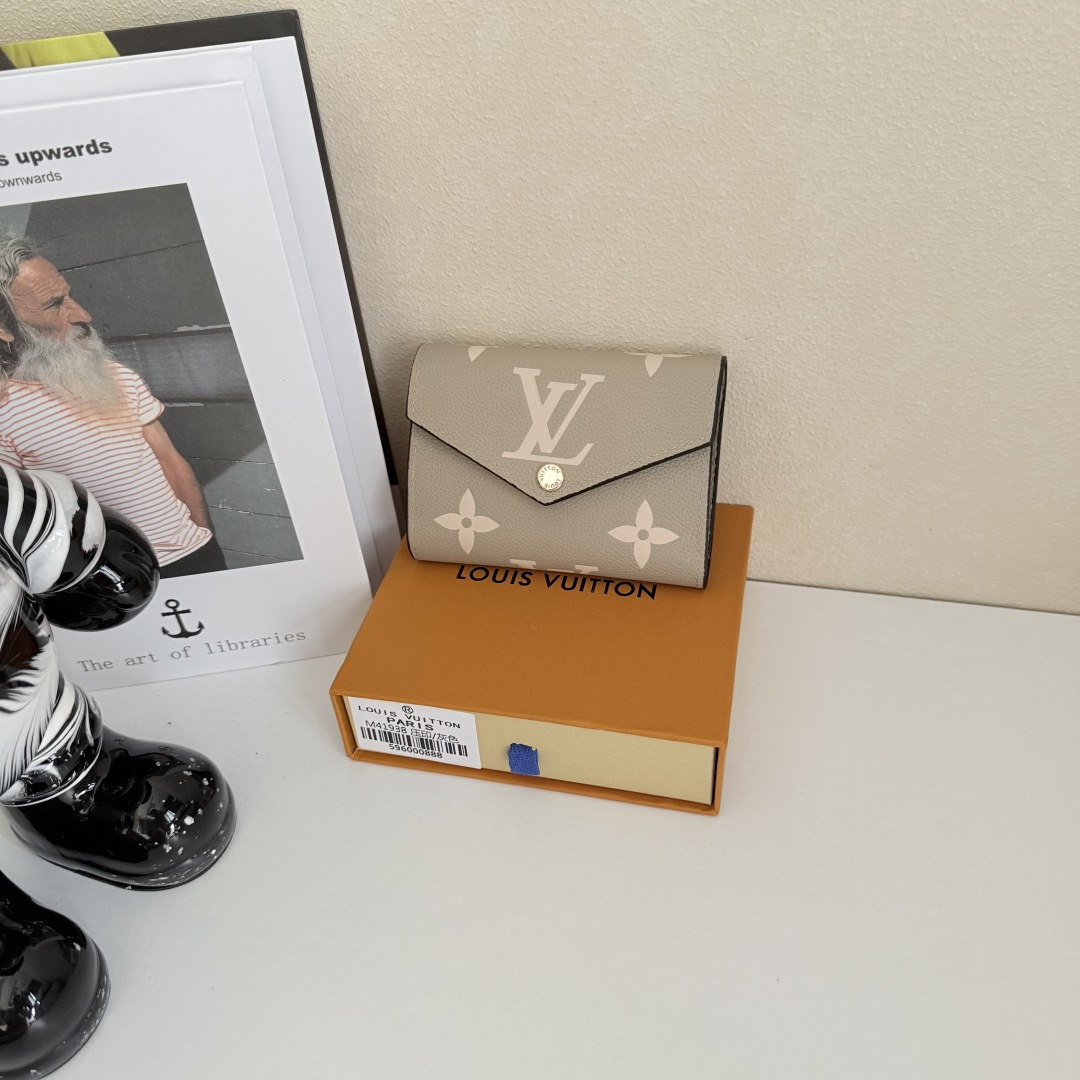 ルイ・ヴィトン ヴィクトリーヌ三折財布 モノグラムエンプリント