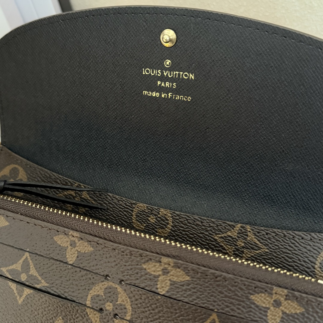 エレガントなデザインのエミリー財布