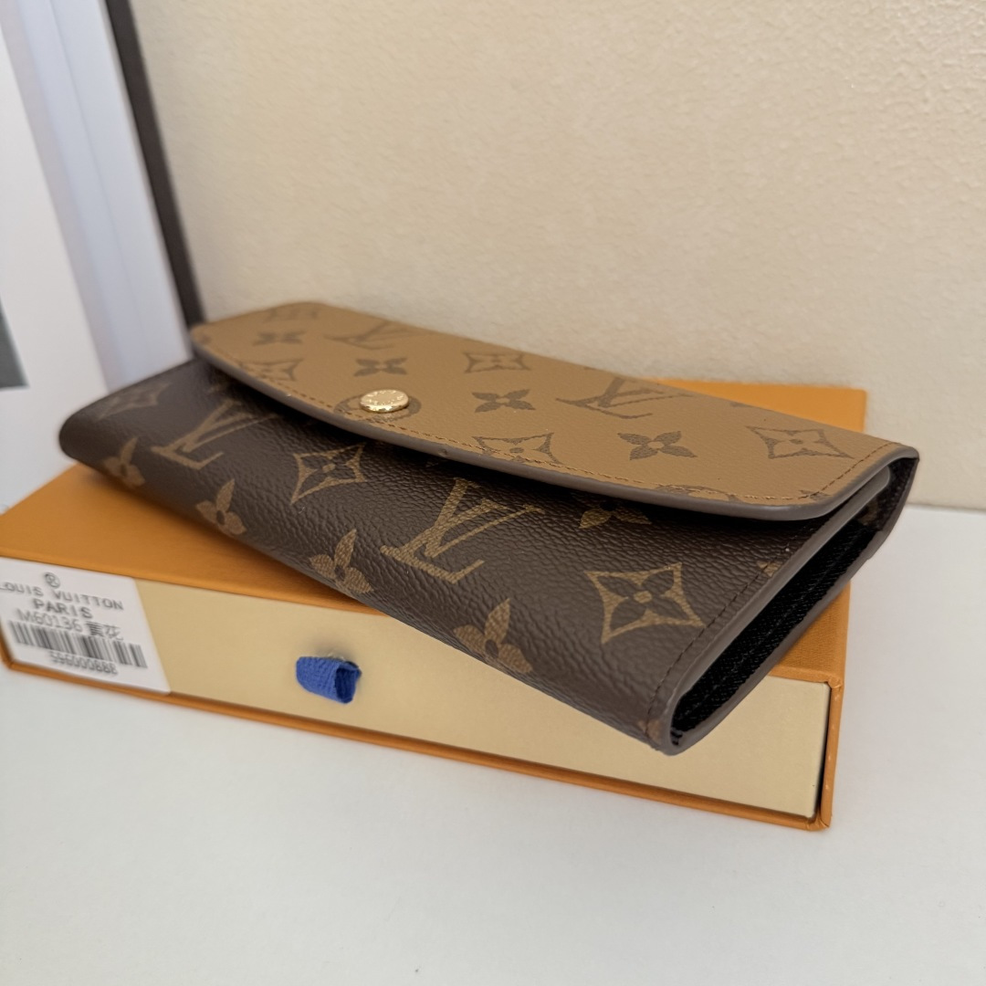 エレガントなデザインのエミリー財布