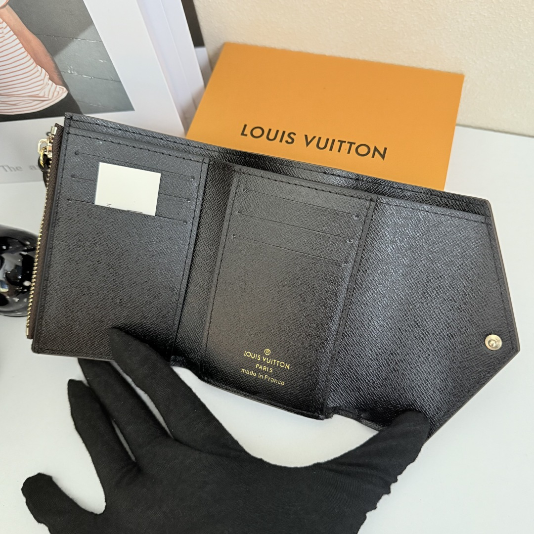 Victorine Wallet - モノグラムデザインの高級感あふれる財布