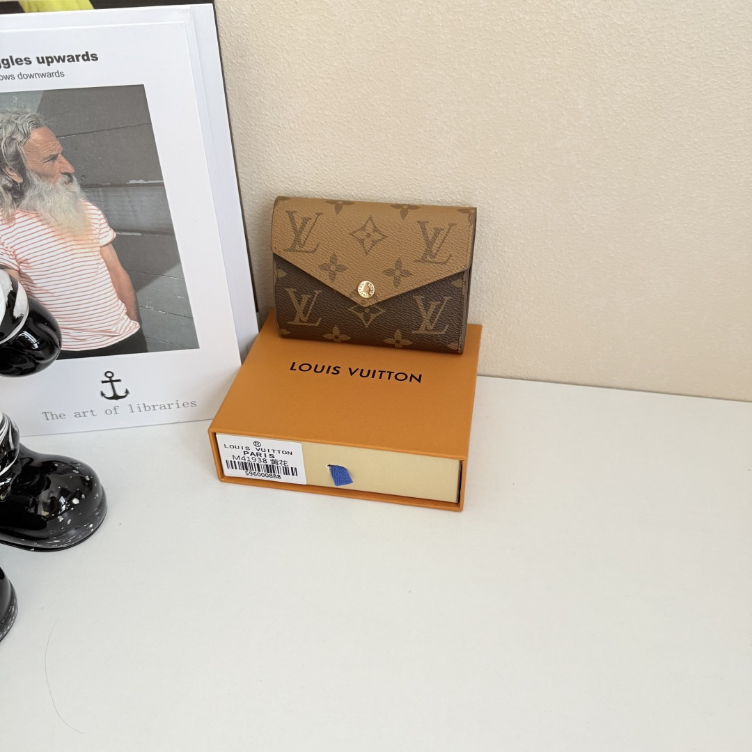 Victorine Wallet - モノグラムデザインの高級感あふれる財布