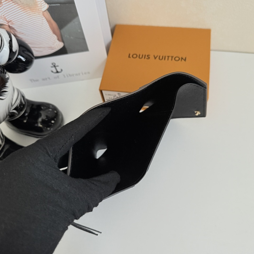 Victorine Wallet - モノグラムデザインの高級感あふれる財布