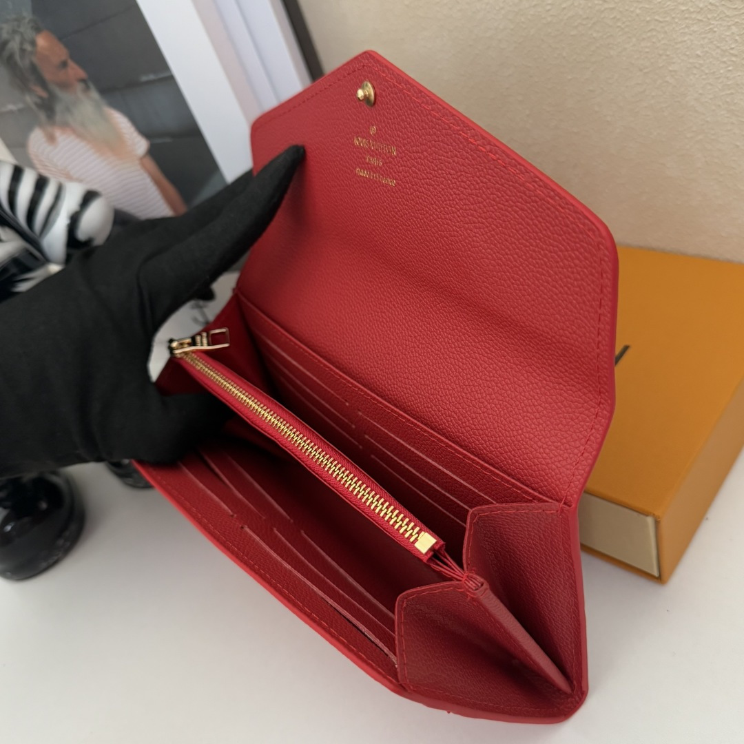 上質なモノグラムエンプリントレザーのサラ財布