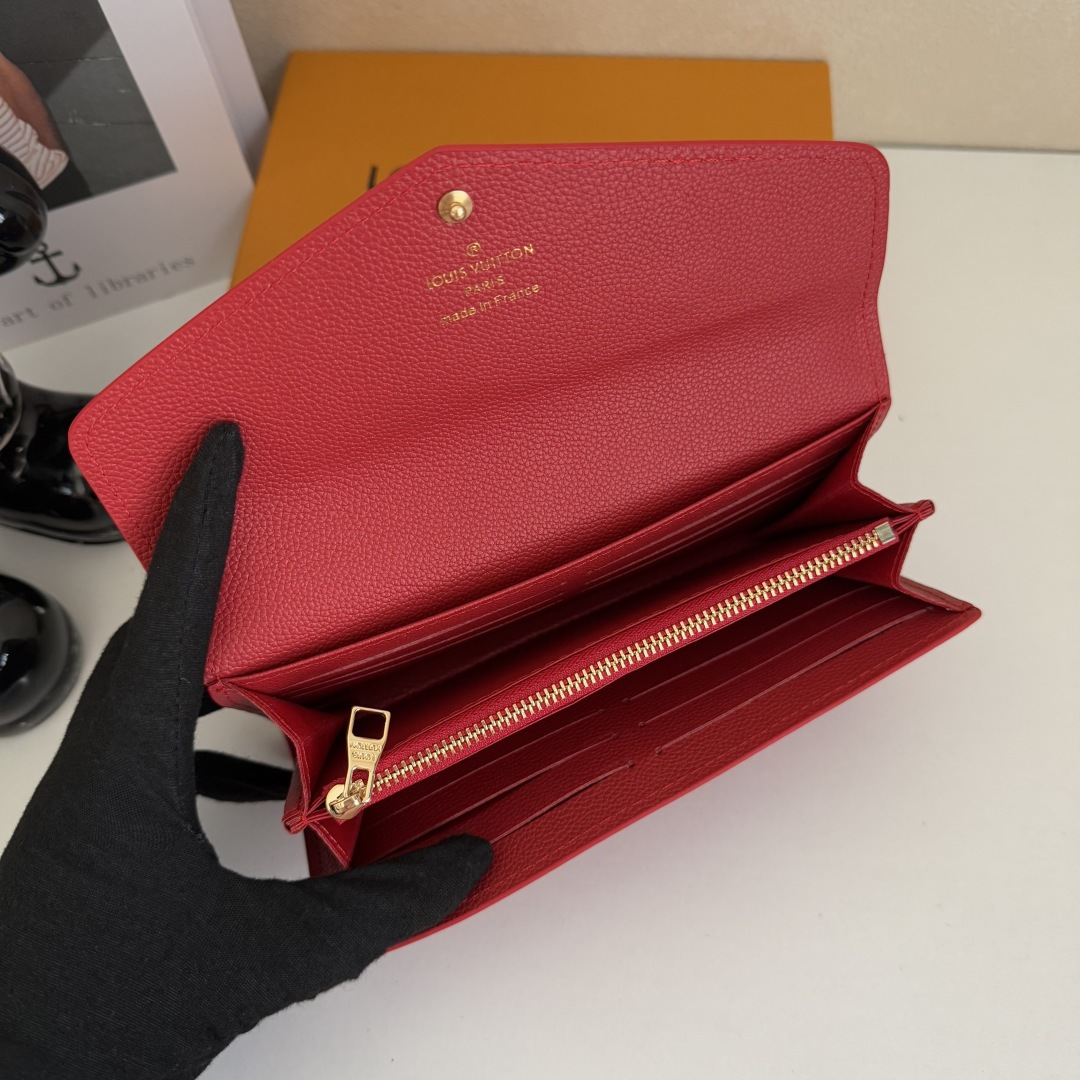 上質なモノグラムエンプリントレザーのサラ財布