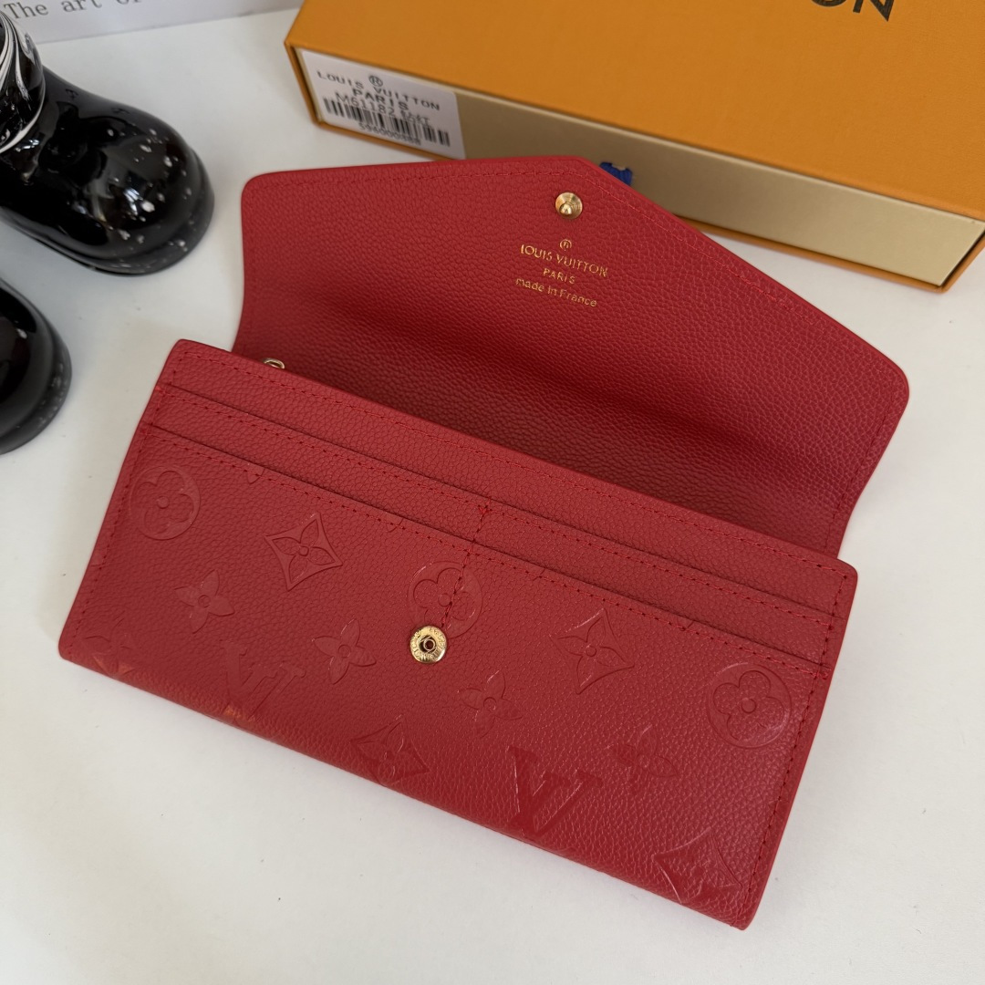 上質なモノグラムエンプリントレザーのサラ財布