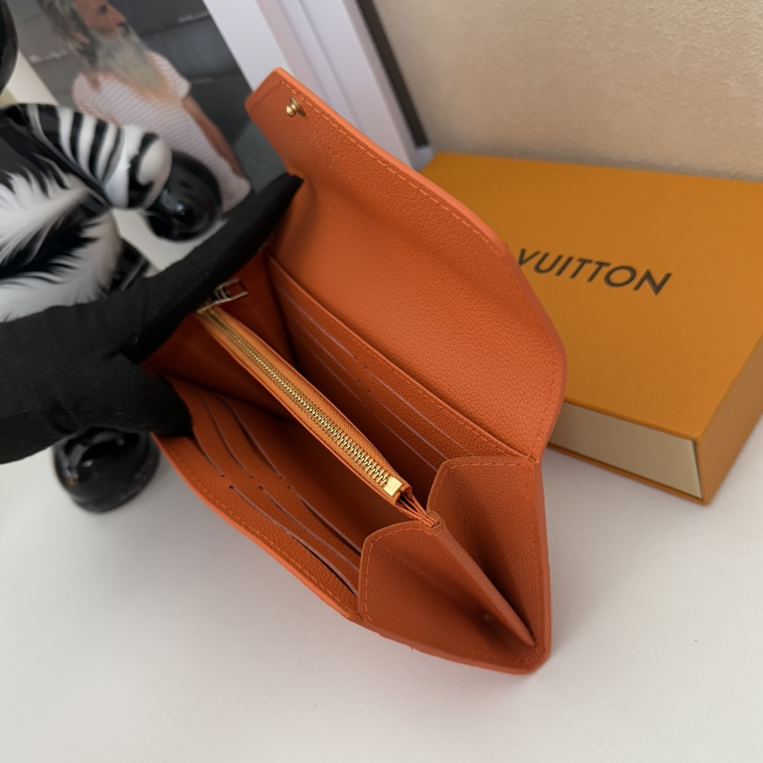 エレガントな全皮製モノグラムエンプレントのSarah財布