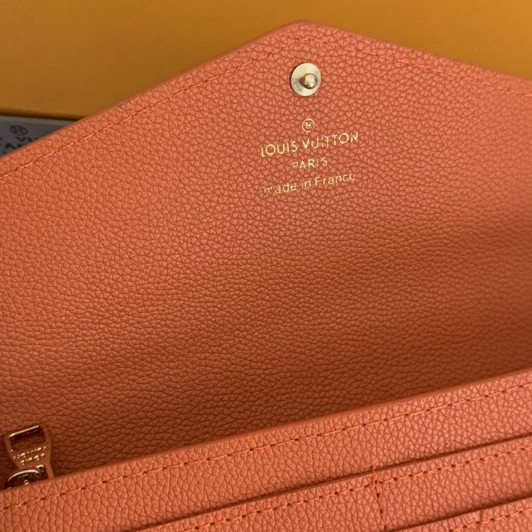 エレガントな全皮製モノグラムエンプレントのSarah財布