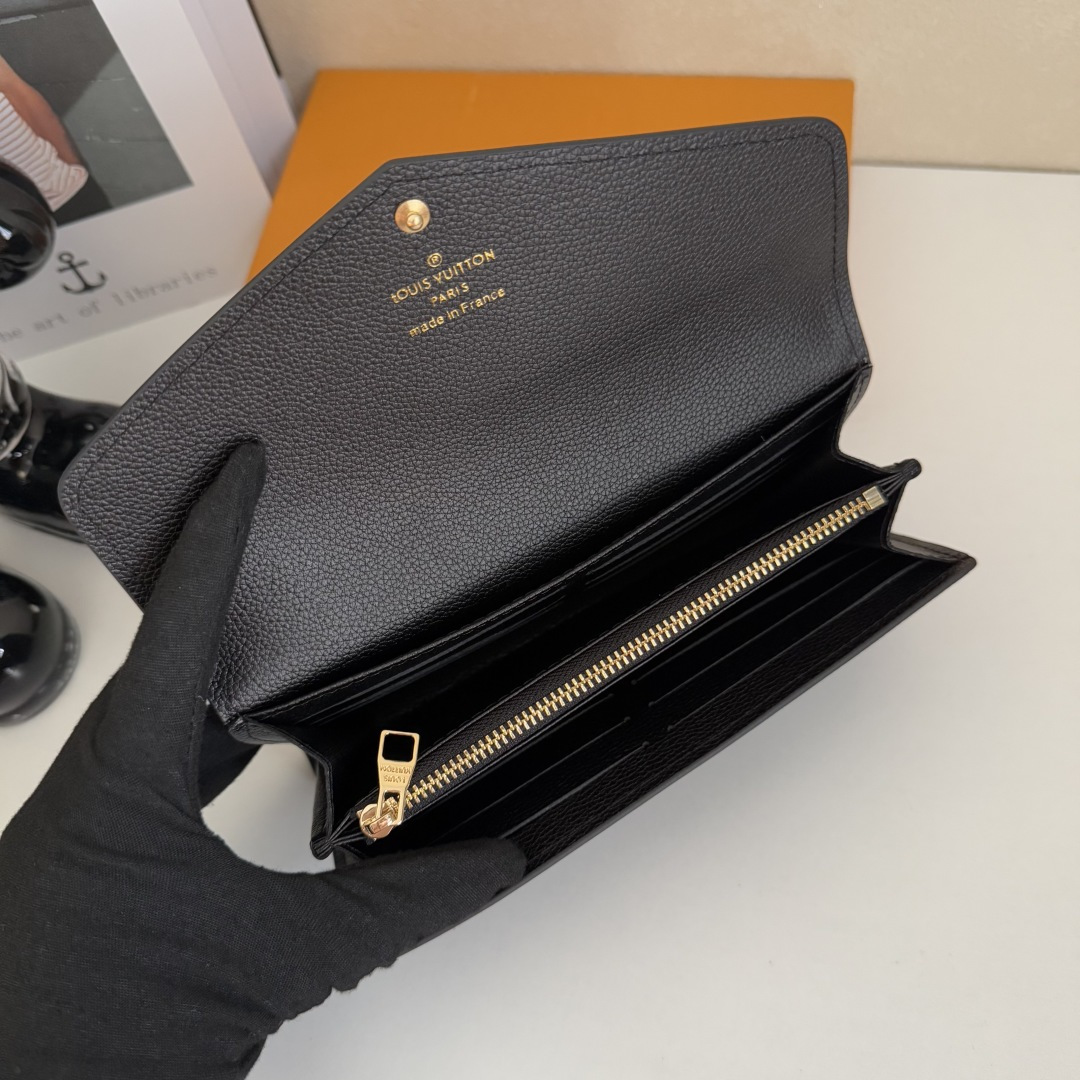 モノグラムエンプリントレザーのサラ財布 - スタイリッシュで機能的