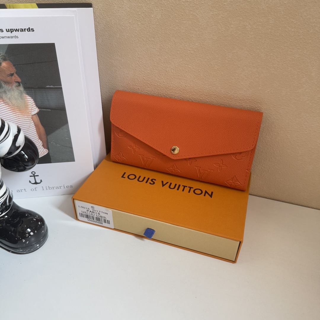 エレガントな全皮製モノグラムエンプレントのSarah財布