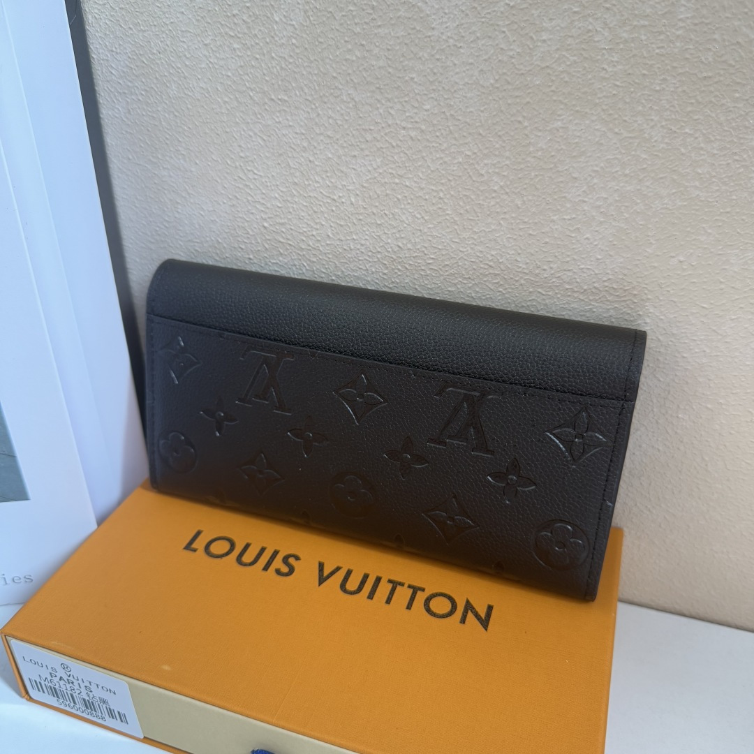 モノグラムエンプリントレザーのサラ財布 - スタイリッシュで機能的