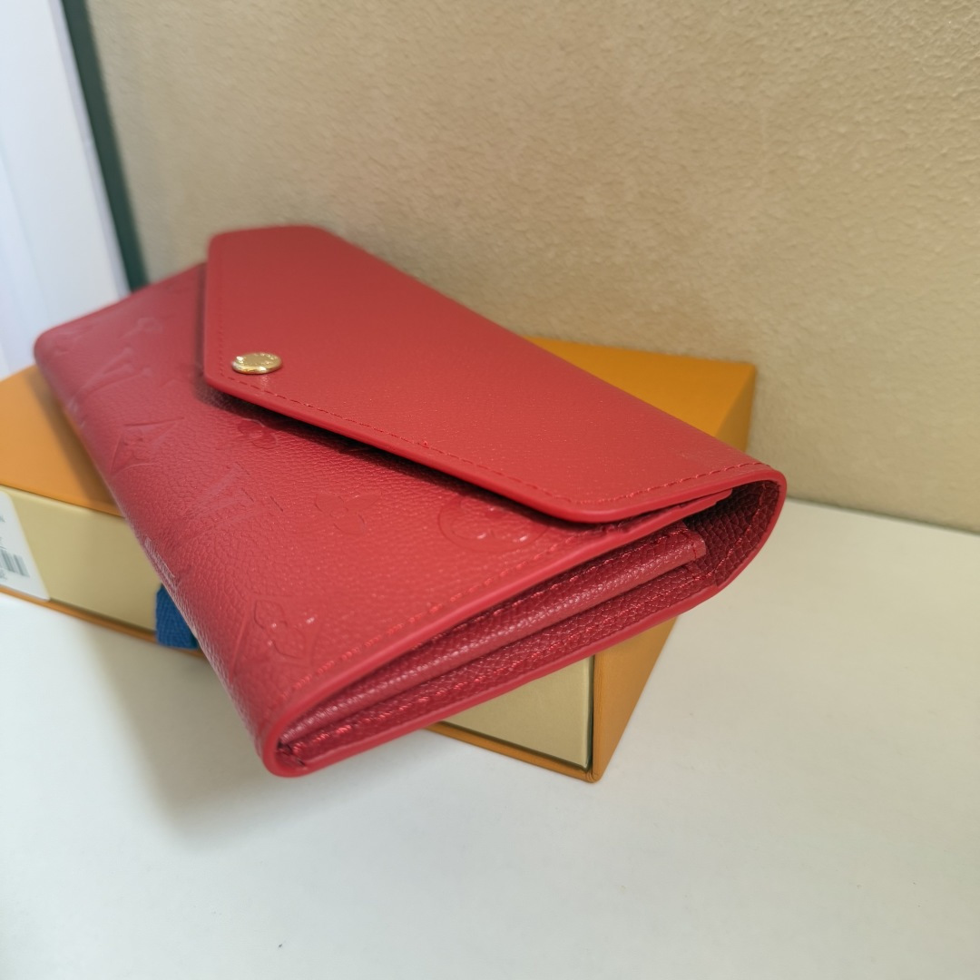 上質なモノグラムエンプリントレザーのサラ財布