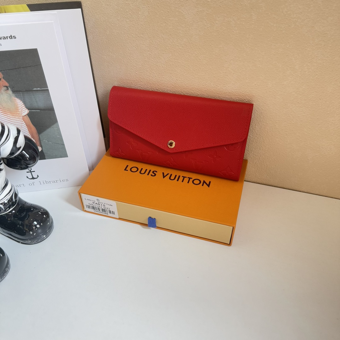 上質なモノグラムエンプリントレザーのサラ財布