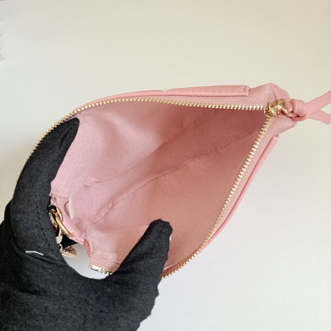 Louis Vuitton MINI POCHETTE ACCESSOIRES 手拿包 - Monogram Empreinte 段階的デザイン