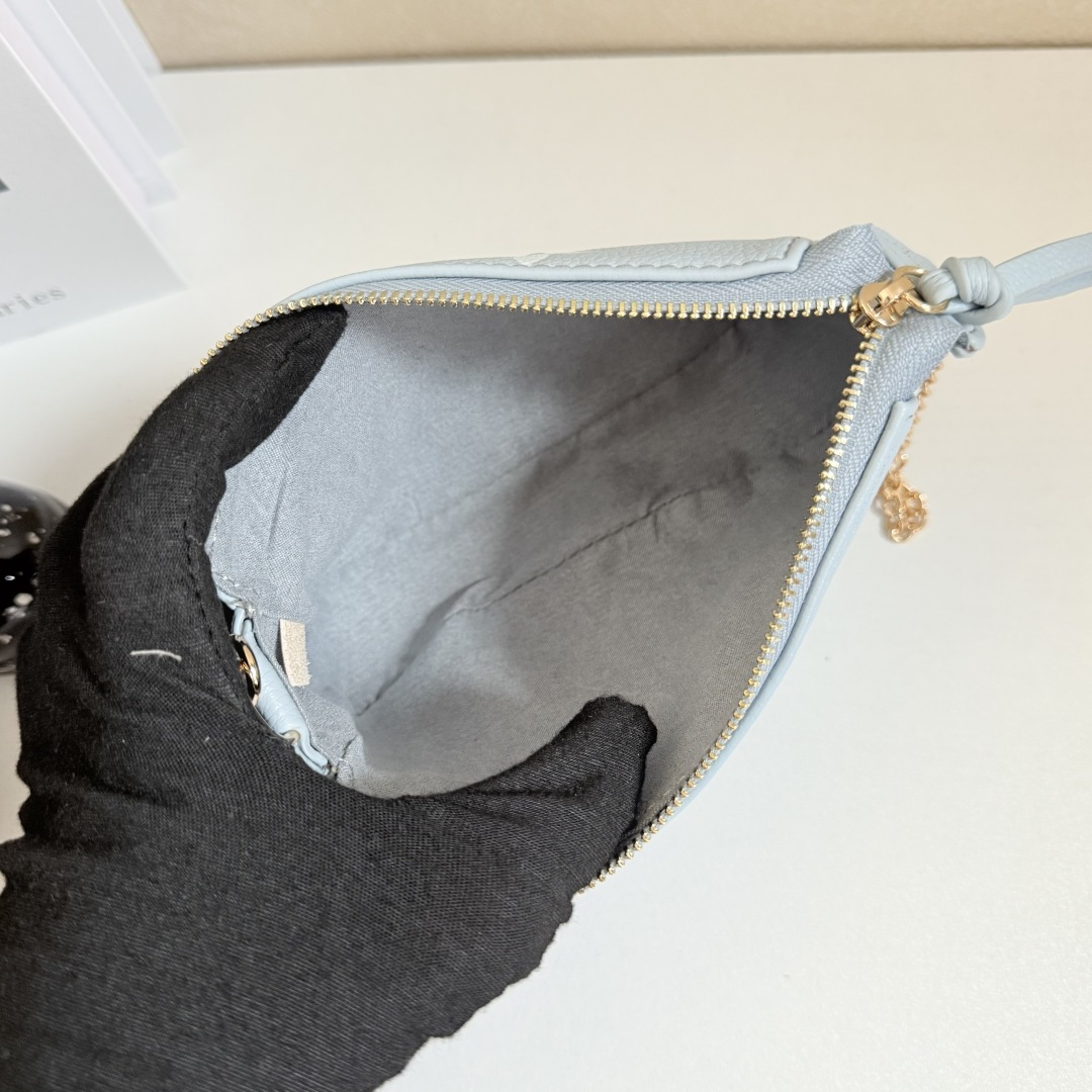 Louis Vuitton MINI POCHETTE ACCESSOIRES 手拿包 - 高級感溢れるモノグラムエンプリント