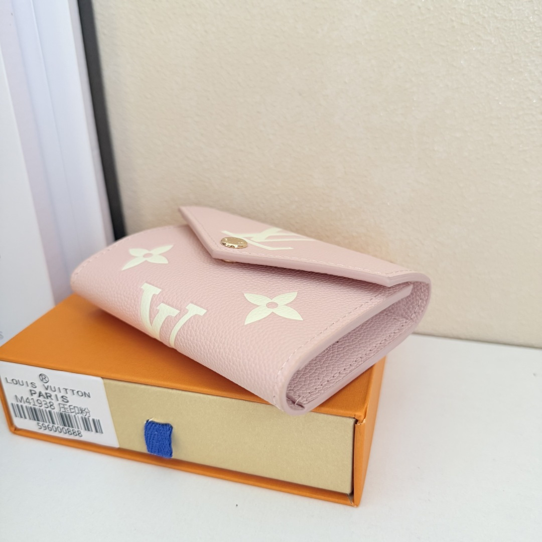 圧倒的なエレガンスを誇る三折財布