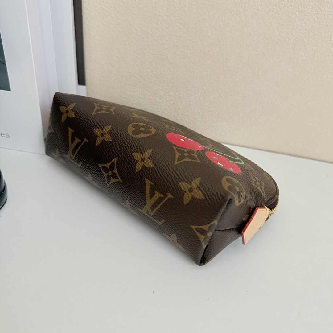 モノグラム化粧ポーチ - コンパクトなデザインと実用性