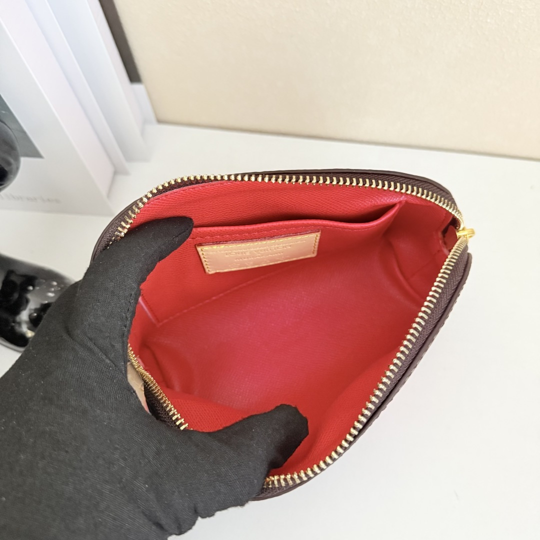 モノグラム化粧ポーチ - コンパクトなデザインと実用性