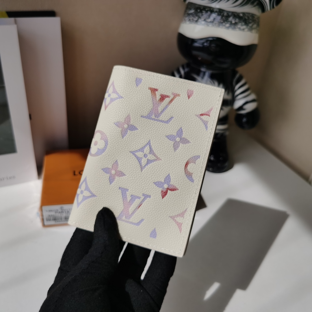 ルイ・ヴィトン M25917 護照封套 Dream色調のエレガントなデザイン